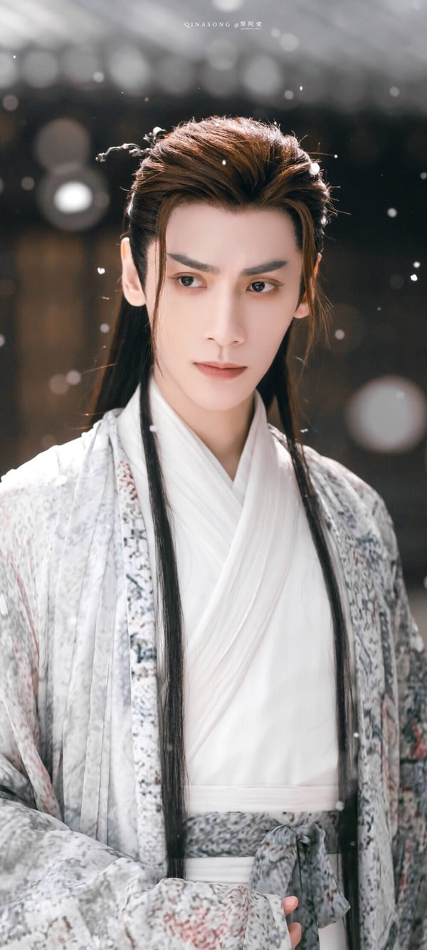 《長月燼明》羅雲熙「澹台燼」也很經典！這是近年討論度很高的古裝劇男主，澹台燼是無法無天的大魔王，為五百年後的魔神原身，在五百年前凡間世界中，他是景國皇子，初期在盛國為質子，遭受眾人虐待。