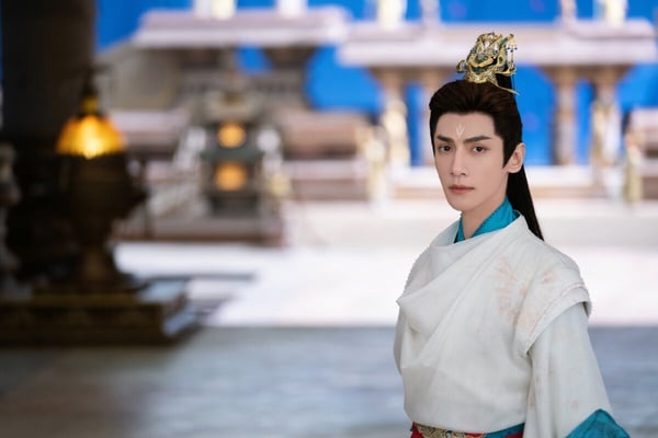 《長月燼明》羅雲熙「澹台燼」也很經典！這是近年討論度很高的古裝劇男主，澹台燼是無法無天的大魔王，為五百年後的魔神原身，在五百年前凡間世界中，他是景國皇子，初期在盛國為質子，遭受眾人虐待。