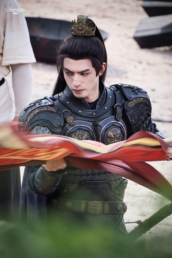 另一位則是宋威龍。大家對宋威龍的古裝可能都停留在《鳳囚凰》，《鳳囚凰》讓宋威龍被罵古裝醜男很多年，但其實宋威龍古裝真的不醜！近年出現在《韶華若錦》、《相思令》都是帥的。