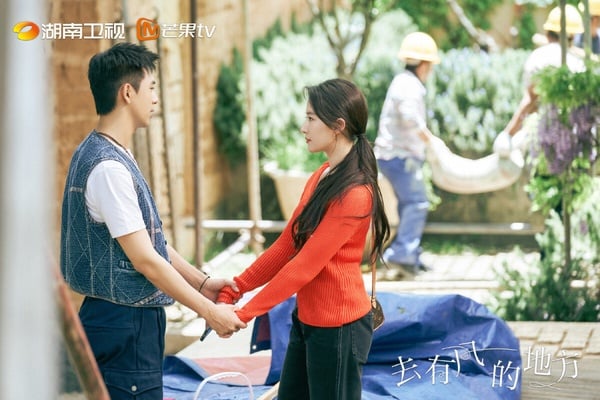 劉亦菲、李現主演的《去有風的地方》真的推！該劇主打田園治癒，沒有尷尬的工業糖精，劇情自然清甜。雖然因為節奏偏慢，習慣快節奏的觀眾比較追不下去，但口碑非常好。劇情完全不會懸浮，也不俗套，主配角和老戲骨個個都很會演，相當治癒輕鬆。