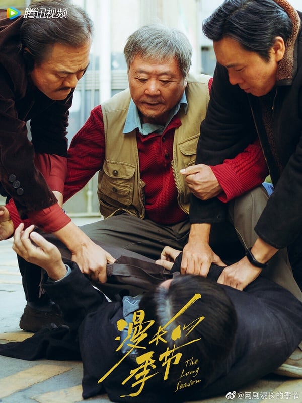 懸疑劇《漫長的季節》豆瓣評分高達9.4，大家知道9.4分是什麼概念嗎？神劇《瑯琊榜》、《甄嬛傳》豆瓣為9.4分，《漫長的季節》和他們一樣高耶！《漫長的季節》和口碑爆棚的《隱密的角落》是同一個製作團隊，除了全員老戲骨外，劇本也很神。大家原以為是喜劇，但隨著兇殺案線索層層遞進，卻發現原來全員悲劇。劇情節奏快，懸疑故事線埋得很好，還隱含了人文關懷，後勁很強。