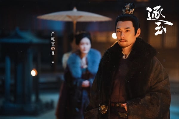 最近大家追《逐玉》都注意到嚴屹寬，他在劇中飾演謝征舅舅，是大胤丞相魏嚴。即使只有驚鴻一瞥，嚴屹寬也帥得讓人難忘！嚴屹寬是公認的美男子，廣受認可的帥哥，他的五官太立體了，被網友笑說根本是女媧娘娘的炫技之作，怎麼有人能長這樣啦！