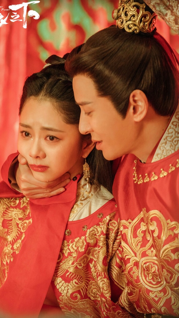 韓棟這個名字大家可能不熟悉，但大多數的人都看過他演的角色，像是《錦衣之下》嚴世蕃，雖然是反派，但在劇中邪媚的形象很迷人，而且古裝扮相很帥，一隻眼睛異色更顯魅力，有點變態，有點深情，劇迷沒辦法討厭這個角色，顏值和演技都沒話說！