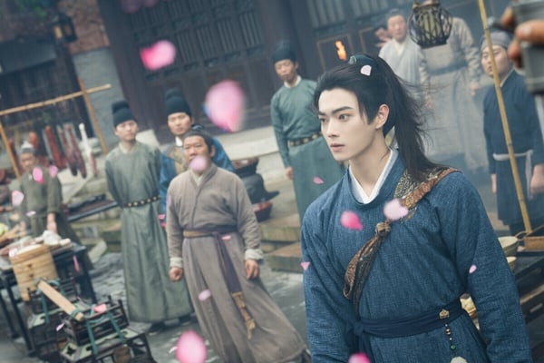 許凱、田曦薇主演的《子夜歸》原本是2025暑期檔最受期待的古裝劇，雙流量主演的S級大製作劇，製作評級是對標往年的《星漢燦爛》，然而《子夜歸》卻意外爆冷。《子夜歸》製作質感其實不差，唐風的古裝造型讓人眼睛一亮，特效也到位，這部劇比較可惜的是故事，劇情沒有太強的亮點、爽點吸引大家看下去。