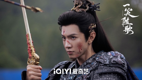 很多觀眾都稱讚《一笑隨歌》意外好看！這是女將軍題材的愛情劇，李沁有演出女將軍的英氣，陳哲遠也演技在線，劇情推進流暢，男女主角勢均力敵，滿滿爆點。副CP昏君和瘋批公主超級帶感，劇中有滿多失憶、血吻、囚禁的狗血老梗，但拍得很好看！