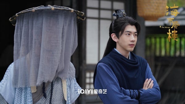 費啟鳴也是95後男演員，他以網紅影片走紅，近年參演滿多陸劇，最有名的角色是《永夜星河》愛著虞書欣的「趙若失」。他主演的《海市蜃樓》是近年默默衝出高評價的奇幻古裝劇，由高評價懸疑劇《毛騙》、《異物志》系列的主創團隊打造。劇情緊湊，故事線完整，邏輯嚴密。雖然熱度低迷，但被網友大推！