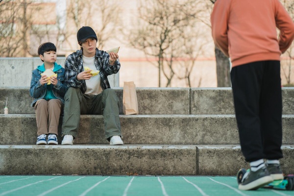 Threads熱議的「初級大人」是什麼？在職場能獨當一面，一回家立刻變回依賴父母的小孩