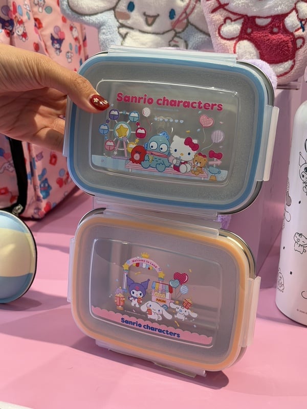 統一時代百貨、DREAM PLAZA「三麗鷗周邊」Hello Kitty、酷洛米都有，大耳狗行李箱必收