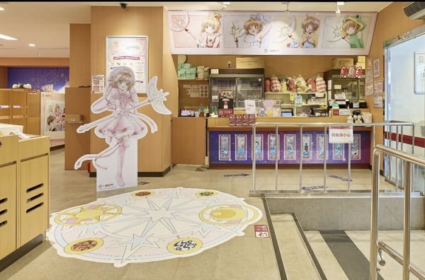 封印解除！壽司郎 X 《庫洛魔法使透明牌篇》登場，聯名餐點、透明卡牌與限定周邊必收