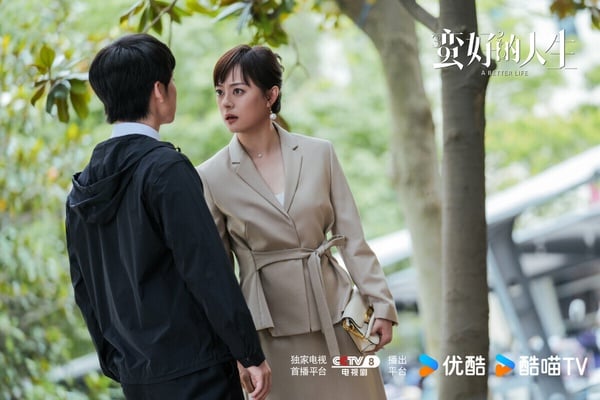 孫儷主演的《蠻好的人生》是2025年的上癮神劇，大女主逆襲都市劇，節奏很快，一追就讓人欲罷不能！《蠻好的人生》孫儷飾演的「保險女王」胡曼黎事業有成，但懦弱的老公卻有了小三，同時她的工作也迎來危機。胡曼黎很快就振作起來，聯手薛曉舟開始逆襲搞事業。