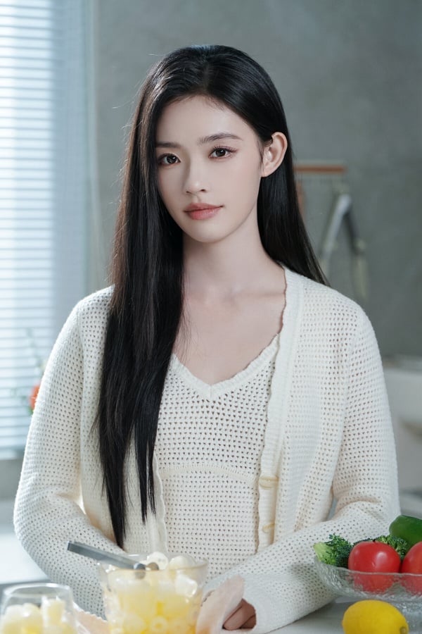 林允算是95花中起點最高的一位，第一部作品就演到周星馳的電影《美人魚》，讓林允從素人一夕翻紅。當年在《美人魚》，林允真的美得讓人一眼驚豔！