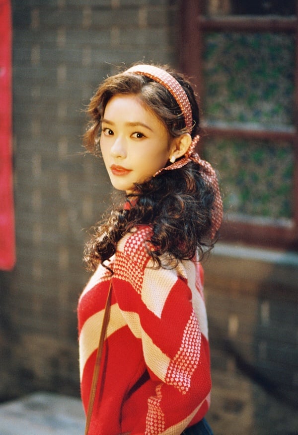 林允算是95花中起點最高的一位，第一部作品就演到周星馳的電影《美人魚》，讓林允從素人一夕翻紅。當年在《美人魚》，林允真的美得讓人一眼驚豔！
