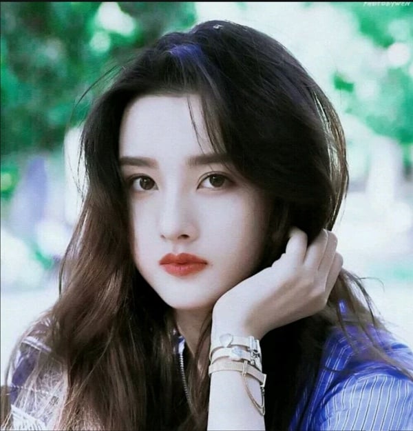 最近好多人追《折腰》都覺得宋祖兒實在太美了！宋祖兒一直都是被網友很看好的95花，顏值演技兼具。穿時裝的時候，很多網友稱讚宋祖兒有港風美女的感覺，長相明豔大氣，她不是那種親和力十足的小美女，而是帶點距離感的大美人，在一眾小花中辨識度很高。
