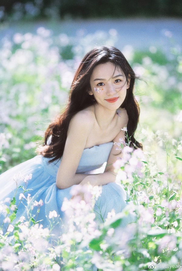 周也一直都是95後公認的高顏值美女，只要評選顏值相關的榜單，周也幾乎都會打進前三。周也的顏值真的太能打了周也的五官勻稱，骨相極佳，而且周也的氣質可甜可冷，不笑時是清冷美人，笑起來又明媚甜美。