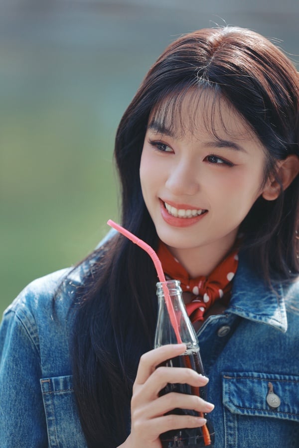 周也一直都是95後公認的高顏值美女，只要評選顏值相關的榜單，周也幾乎都會打進前三。周也的顏值真的太能打了周也的五官勻稱，骨相極佳，而且周也的氣質可甜可冷，不笑時是清冷美人，笑起來又明媚甜美。