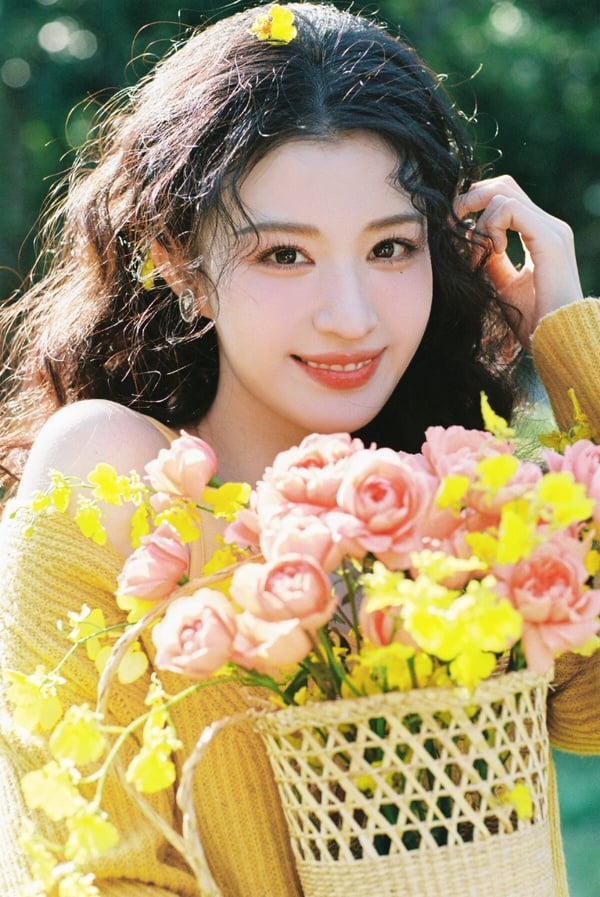 網友票選冠軍是王楚然！近年大家追《清平樂》、《聽說你喜歡我》、《柳舟記》、《成何體統》幾乎每部戲都被王楚然美到！王楚然的五官立體，臉型小巧，還有172公分，從臉蛋到身材都很優越。