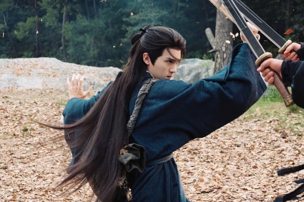 《江湖夜雨十年燈》是部武俠劇，周翊然飾演的慕清晏表面是離教少主，真實身份為常家堡滅門遺孤。為調查父親死因與離教秘辛，他化名「常寧」，潛伏青闕宗，期間結識蔡昭，最初相互利用，最終卻付出了真心。