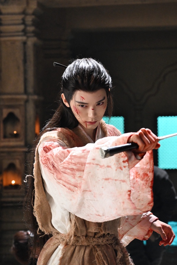 《江湖夜雨十年燈》是部武俠劇，周翊然飾演的慕清晏表面是離教少主，真實身份為常家堡滅門遺孤。為調查父親死因與離教秘辛，他化名「常寧」，潛伏青闕宗，期間結識蔡昭，最初相互利用，最終卻付出了真心。