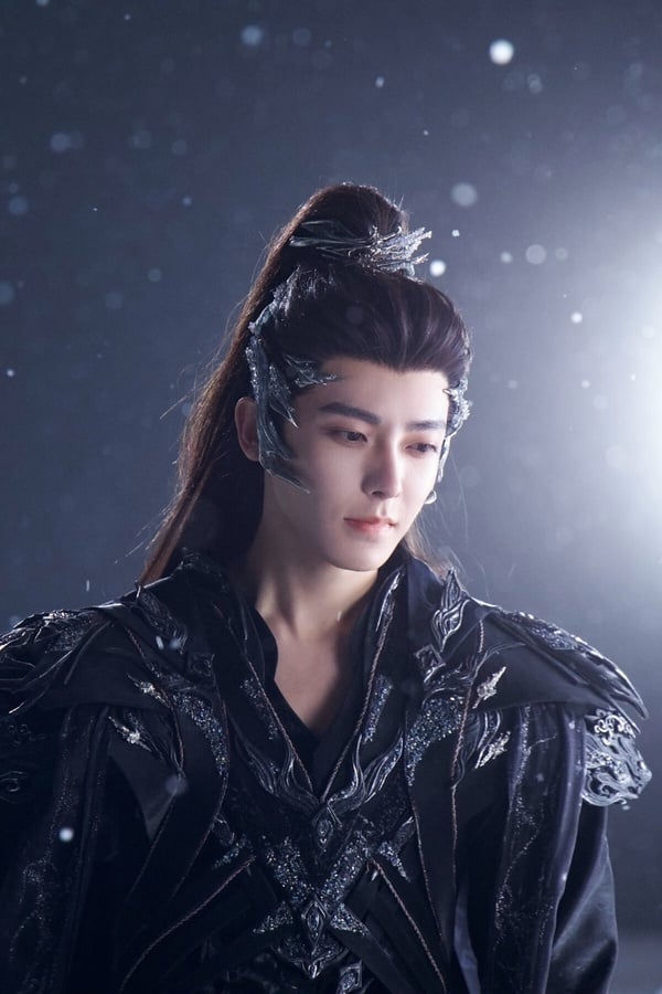 侯明昊在《入青雲》真的蘇感滿滿！《入青雲》紀伯宰是個浪蕩美男，他的童年受盡迫害，作為極星淵的罪囚鬥者，自幼在奴役中成長，青雲大會上一舉打敗蟬聯7屆冠軍的堯光山戰神明獻後，晉升為極星淵新星。