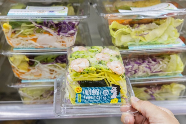 7-11「反差系美食」愚人節登場！這不是豬血糕芝麻奶茶、韓國拉麵冰、翻轉肉鬆飯糰必吃