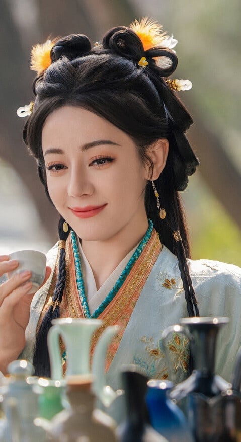 《白日提燈》是迪麗熱巴近年難得接下的古裝大劇，搭檔《獻魚》陳飛宇，找來了《長相思》導演秦榛指導。《白日提燈》角色人設很新鮮，迪麗熱巴要飾演鬼王賀思慕，是比較美豔霸氣的形象，陳飛宇則飾演小將軍。《白日提燈》接檔《逐玉》上線，因為迪麗熱巴，讓《白日提燈》始終擁有高關注度。