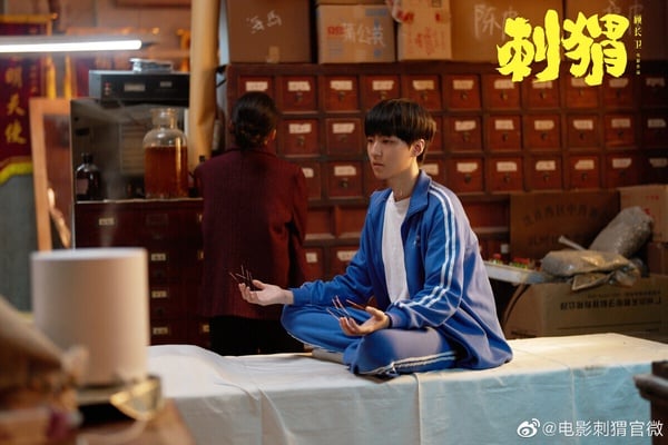 王俊凱以TF Boys成員的名號被大家認識，近年積極從偶像愛豆轉型演員，但網友對王俊凱的演技始終有質疑聲浪。像是之前在懸疑劇《重生之門》，王俊凱演技雖然比之前進步，但還是免不了被吐槽眼神無光空洞，表情演繹情緒不到位。
