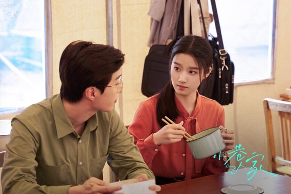 盧昱曉也是近年不可小覷的95花，她在《雲之羽》演女二走紅後，後續主演《入青雲》、《軋戲》都小有熱度，接下來還有大IP劇《折月亮》和《何不同舟渡》待播。很多網友認為盧昱曉演技差，都是因為她在《小巷人家》裡的表現。