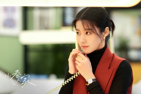 盧昱曉也是近年不可小覷的95花，她在《雲之羽》演女二走紅後，後續主演《入青雲》、《軋戲》都小有熱度，接下來還有大IP劇《折月亮》和《何不同舟渡》待播。很多網友認為盧昱曉演技差，都是因為她在《小巷人家》裡的表現。
