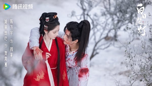 迪麗熱巴《白日提燈》是四月的大製作古裝劇，本來有高期待，但播出後評價普普。劇情講述鬼王賀思慕，覓食時意外遇見了小將軍段胥。攜帶著她故人之物的這個小將軍，似乎並非真正的段胥？兩人你來我往互相試探，一個是壽命不過百年的凡人，一個是400歲仍是少女的惡鬼，兩人以愛意抵抗時間洪流。