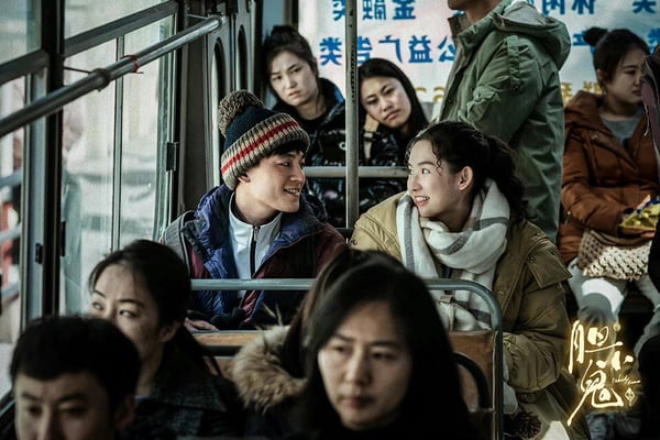 懸疑劇《膽小鬼》因為沒有人氣演員所以熱度起不來，但真的不錯看！這部劇改編自豆瓣超高評價的懸疑小說《生吞》，確認影視化時就備受關注，因為小說實在太精彩了。故事講述17歲少女黃姝慘遭姦殺，全身赤裸被棄屍於一幢爛尾樓前的雪坑，大雪覆蓋了胴體也掩蓋了重要線索，作案手法和動機成迷。十年後，又一具少女屍體被剝光衣服丟進雪坑，作案手段完全復刻，可昔日重大嫌疑人卻早已去世，追查此案的老刑警馮國金再次墜入迷霧。隨著塵封舊案重見天日，一段深埋在五個少男少女間的殘酷青春往事浮出水面。