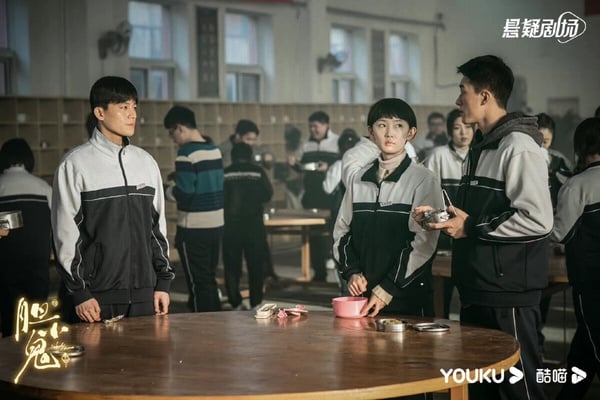 懸疑劇《膽小鬼》因為沒有人氣演員所以熱度起不來，但真的不錯看！這部劇改編自豆瓣超高評價的懸疑小說《生吞》，確認影視化時就備受關注，因為小說實在太精彩了。故事講述17歲少女黃姝慘遭姦殺，全身赤裸被棄屍於一幢爛尾樓前的雪坑，大雪覆蓋了胴體也掩蓋了重要線索，作案手法和動機成迷。十年後，又一具少女屍體被剝光衣服丟進雪坑，作案手段完全復刻，可昔日重大嫌疑人卻早已去世，追查此案的老刑警馮國金再次墜入迷霧。隨著塵封舊案重見天日，一段深埋在五個少男少女間的殘酷青春往事浮出水面。