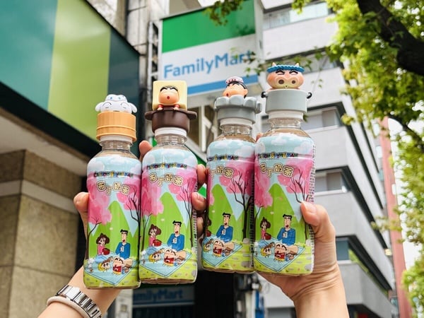 全家「蠟筆小新布丁風味奶茶」即日起開賣，售價129元/單瓶
