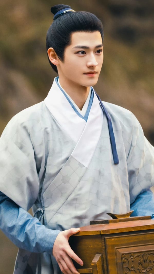 《九重紫》有位男N號配角讓大家一眼難忘，那就是飾演「鄔善」的全伊倫！《九重紫》鄔善是個心地善良、單純正直的世家公子，這角色充其量只能算個男四號，但全伊倫超高的顏值，以及穩定的台詞功底，依然讓他意外走紅。大家都說這麼帥的古裝美男怎麼一直都演配角，太浪費了吧！