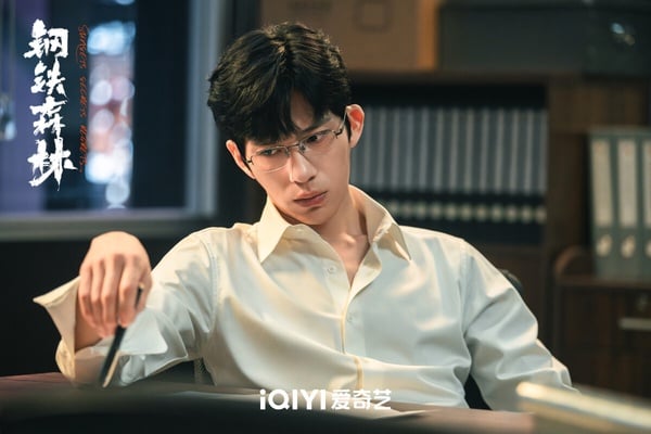 《鋼鐵森林》劇情看點＆角色介紹：井柏然化身禁慾偏執教授，十年暗戀颯爽女警蔡文靜