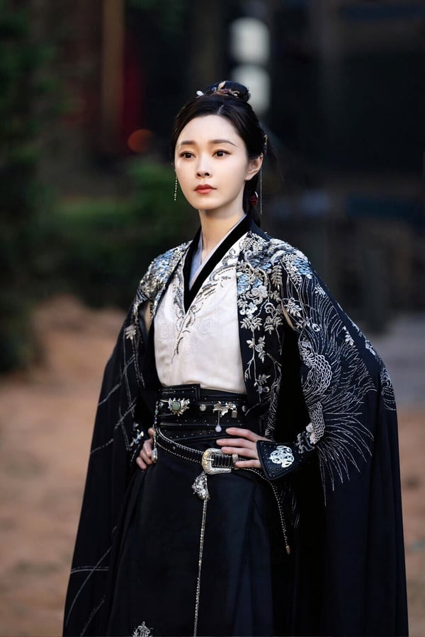 宋軼是公認的古裝美人，但她在《與晉長安》演的女將軍差評滿滿。《與晉長安》講述大晉女將軍黎霜驍勇善戰，她受命在一個月之內找出隱藏的奸細。某日，黎霜偶然間救下身負重傷記憶全失的男子，並將其帶回軍營。黎霜為其賜名晉安，展開的故事。
