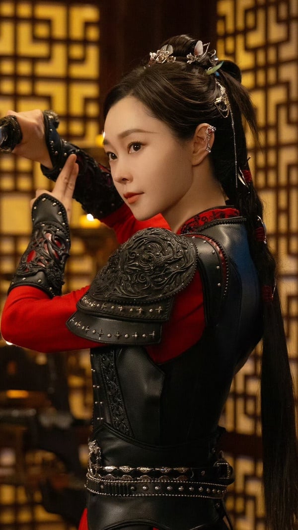 宋軼是公認的古裝美人，但她在《與晉長安》演的女將軍差評滿滿。《與晉長安》講述大晉女將軍黎霜驍勇善戰，她受命在一個月之內找出隱藏的奸細。某日，黎霜偶然間救下身負重傷記憶全失的男子，並將其帶回軍營。黎霜為其賜名晉安，展開的故事。