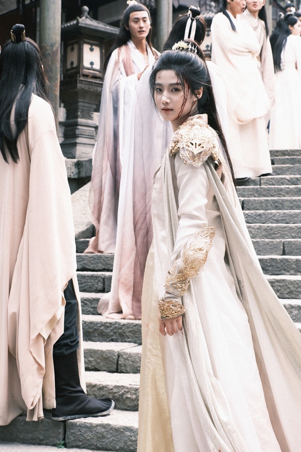 盧昱曉在《入青雲》飾演的明意是個女戰神，明意自幼女扮男裝出戰青雲大會，連奪七屆魁首，被譽為少年戰神。可惜第八屆大會敗於紀伯宰，之後靈脈盡斷，身中離恨天之毒，為尋找解藥，明意化身舞姬潛入極星淵，接近紀伯宰。