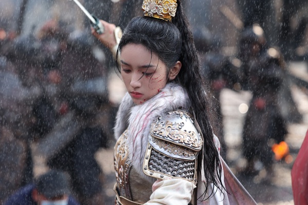 《錦月如歌》改編自千山茶客的小說《女將星》，周也飾演的何晏是天生的女將星，她是何家的長女，為保家族爵位，被迫女扮男裝從軍，沒想到最後卻慘遭家族背叛，後來她轉換身分成為禾晏，再次入軍營，發誓要奪回屬於自己的一切。