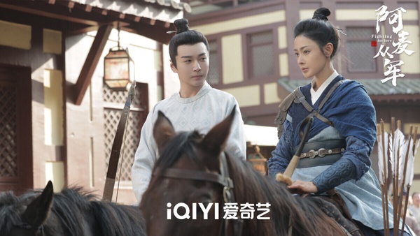大家有追過張天愛主演的《阿麥從軍》嗎？這部劇和《太子妃升職記》一樣都改編自鮮橙的小說，講的是《太子妃升職記》奶奶輩的故事。《阿麥從軍》講述南夏靖國公之女阿麥全家被青梅竹馬的陳起殺害，她女扮男裝混跡江湖，尋找報仇機會。機緣巧合下她救了長公主之子商易之，二人命運自此交織。