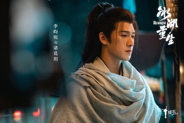 《冰湖重生》是趙麗穎《楚喬傳》的續集，當年《楚喬傳》大爛尾，結局拍了一半就沒下文。N年後終於有劇組拍了下半部，不過主演和製作團隊都換人了。《冰湖重生》開播後評價不太好，趙麗穎、林更新、竇驍的表演太印象深刻，《冰湖重生》被認為沒有超越原版，口碑和熱度都不佳。