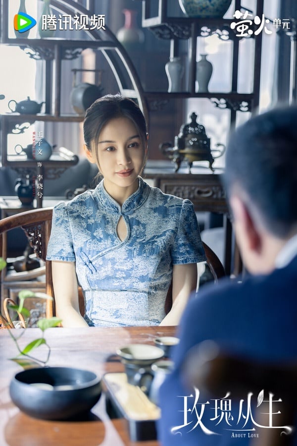 《玫瑰叢生》改編自人氣漫畫《蟬女》，故事很有意思，女主是一名「鑑情師」，以各種滿足男人幻想的身份出現在他們的身邊，幫助他們的妻子驗證自己老公的真心。