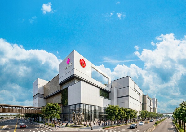 台中北屯漢神洲際購物廣場百貨建築外觀全景，包含天橋、崇德路街景與開幕日熱鬧氛圍實景圖