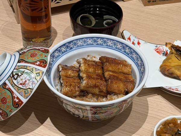 漢神洲際 5 樓「うなぎ四代目菊かわ」名店炭烤鰻魚飯，展示精緻彩繪瓷碗盛裝的定食實拍。