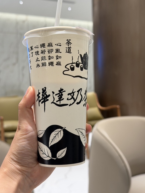 漢神洲際 6 樓樺達奶茶：經典書法紙杯特寫，配合開幕買一送一優惠活動。