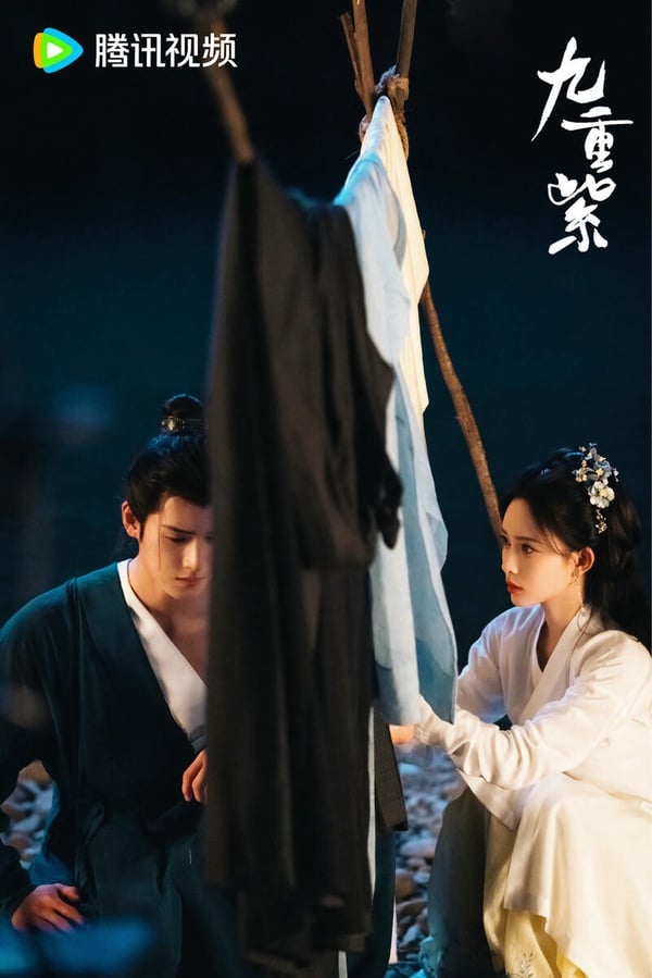 《九重紫》絕對是近年必追的寶藏古裝劇！《九重紫》和《逐玉》出自同一個導演，就是因為《九重紫》的好評，才讓大家對《逐玉》有高期待。《九重紫》是重生宅鬥劇，運鏡大氣唯美，劇本古韻十足，很多台詞都能細細品味。