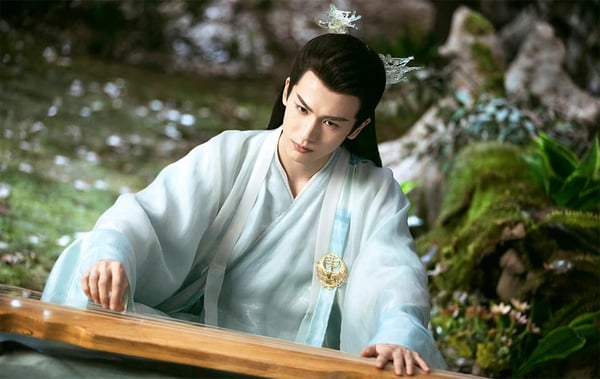 張凌赫2019年憑藉古裝甜寵劇《少女大人》而正式進入演藝圈，出道短短幾年，資源出奇地好。當年張凌赫接下萬眾矚目的耽改劇《吉星高照》，該劇的原著作者正是《陳情令》墨香銅臭，而張凌赫飾演的邪魅浪蕩鬼王花城，是個非常有魅力的角色，類似《陳情令》魏無羨，本來張凌赫被看好有望能成為下一個肖戰，沒想到遇到耽改禁令，讓《吉星高照》播不了。