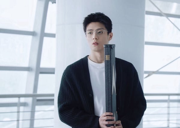 陳靖可是近年竄起的男演員，2024年《在暴雪時分》飾演吳磊師兄，以及《煙火人家》和孫千的CP被觀眾記住，這兩個角色在抖音平台都很有人氣呢！後續陳靖可就慢慢接到大男主劇，他的待播作都是強檔，而且合作的都是人氣女星！