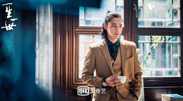 此沙是人氣默默上升的寶藏演員，2021年憑著《一生一世》冒出頭，近年又以電影《封神》再次竄紅。此沙本名木古惹古·吉烏此沙，出身四川省涼山彝族自治州，少數民族血統讓他的五官特別立體，時裝、古裝都好看。