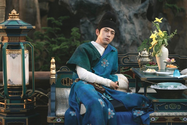 去年的《國色芳華》是李現睽違多年又演的古裝劇，李現普遍被認為是時裝比較突出的類型。早年《劍王朝》李現還被吐槽過是古裝醜男呢！李現在《國色芳華》的古裝造型比《劍王朝》帥很多，就怎麼聽到大家的反彈聲浪了。