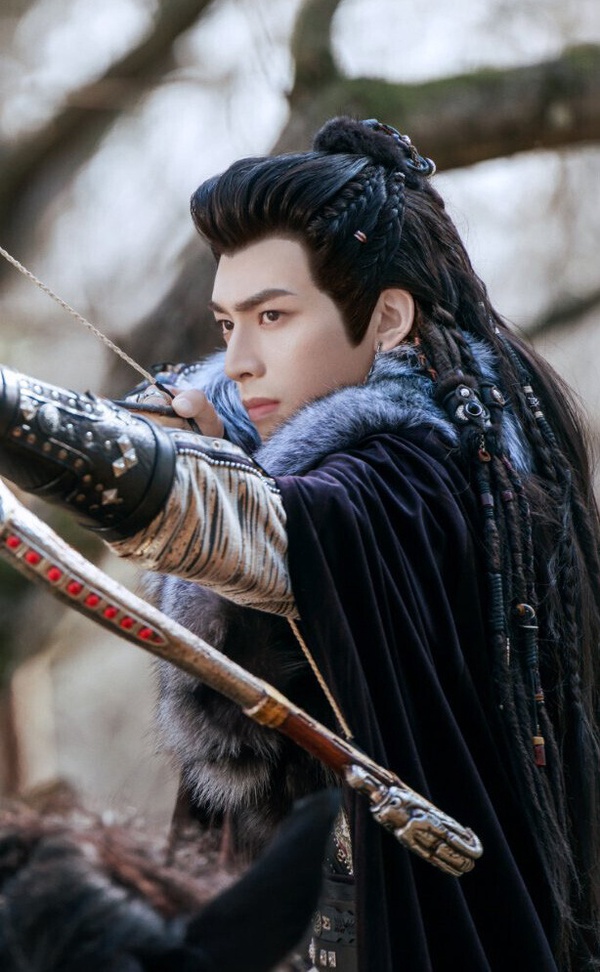 近年宋威龍主演《相思令》、《韶華若錦》等古裝劇，造型評價就不錯！尤其是《相思令》異域的古裝扮相，就很適合濃眉大眼的宋威龍。